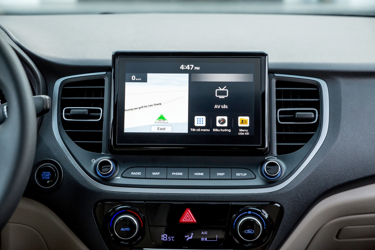 Khu vực điều khiển trung tâm được bố trí theo chiều ngang, hợp lý và thân thiện với người dùng; đem đến một không gian khá thoáng với màn hình cảm ứng 8 inch tích hợp camera lùi. Accent phiên bản nâng cấp được trang bị hệ thống giải trí hỗ trợ Bluetooth/USB/Mp4/Radio/AUX với 6 loa cùng kết nối Apple Car Play, Android Auto. Đặc biệt, màn hình này có khả năng chia đôi nội dung hiển thị độc lập, tăng cường khả năng đa nhiệm, giúp khách hàng thuận tiện hơn trong thao tác và tận dụng tối đa khả năng của xe.